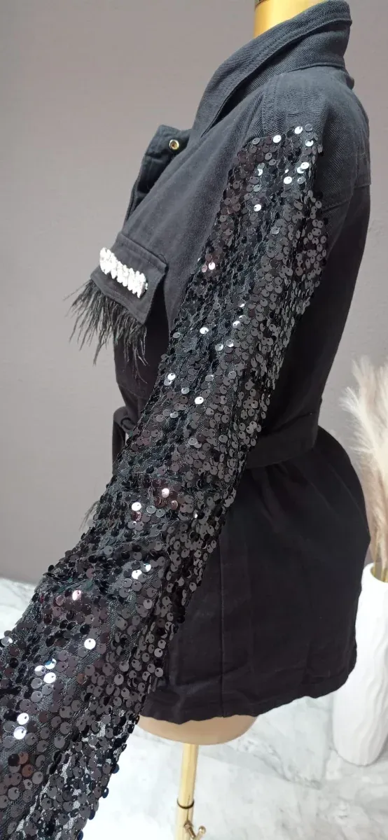 Chaqueta negra con lentejuelas y plumas