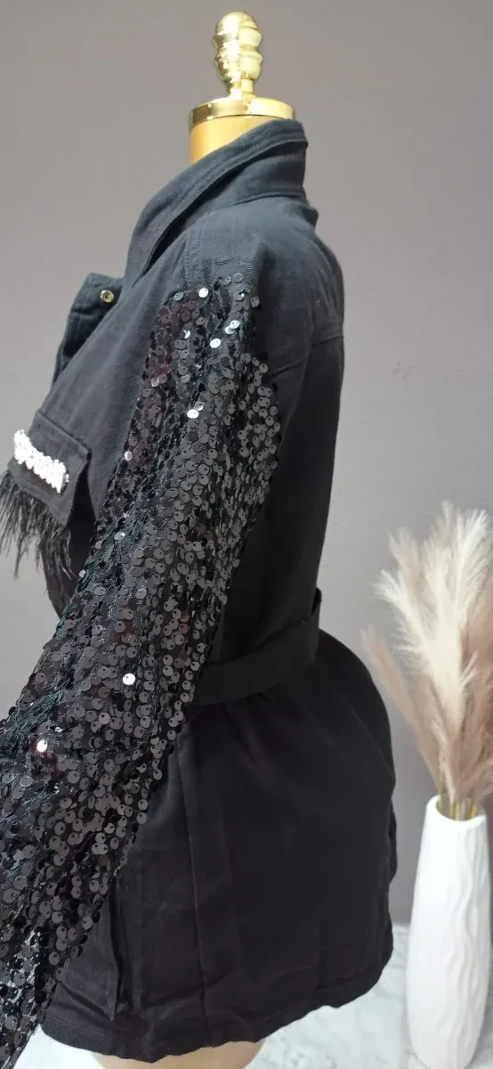 Chaqueta negra con lentejuelas y plumas