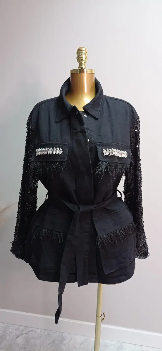 Chaqueta negra con lentejuelas y plumas