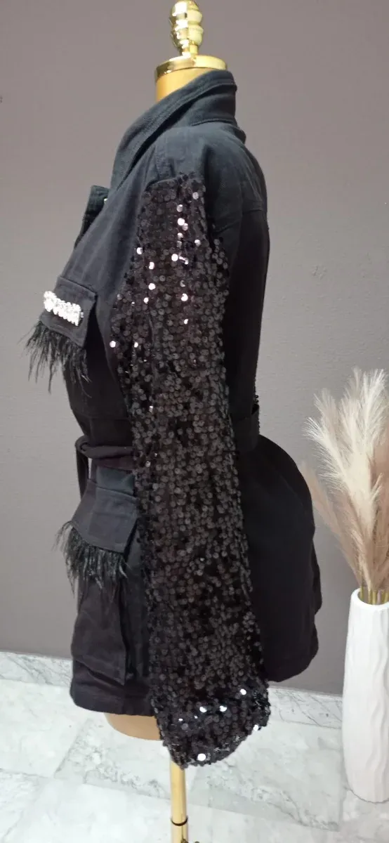 Chaqueta negra con lentejuelas y plumas