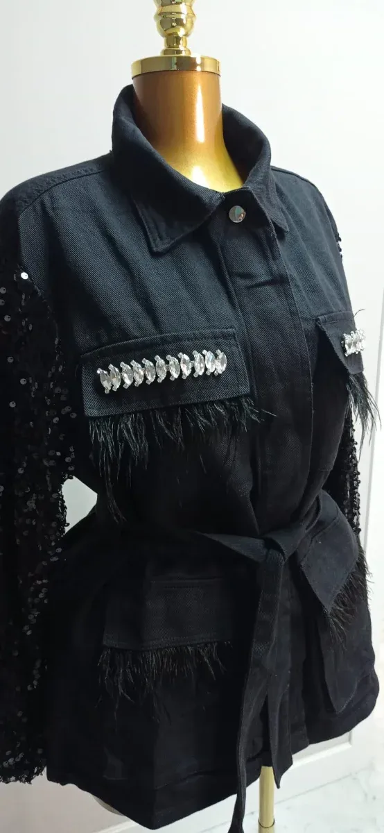 Chaqueta negra con lentejuelas y plumas