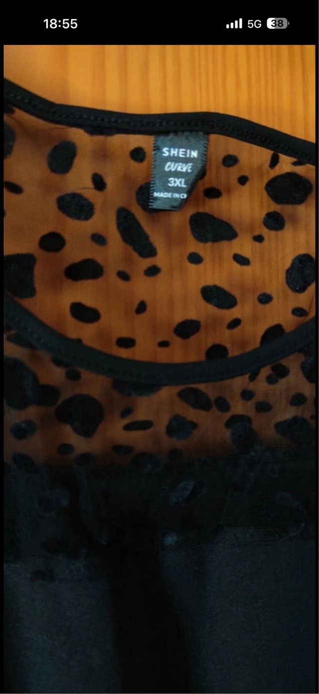 Blusa negra con encaje