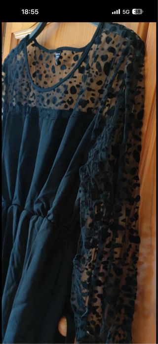 Blusa negra con encaje