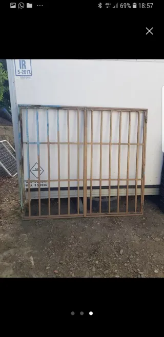 Reja metálica de dos hojas