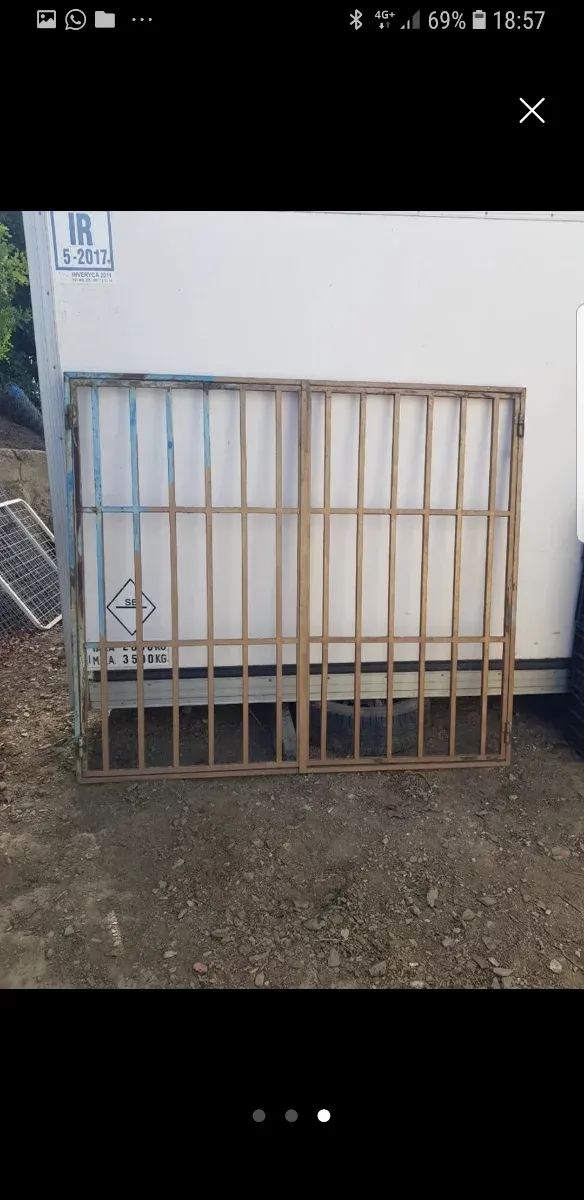 Reja metálica de dos hojas