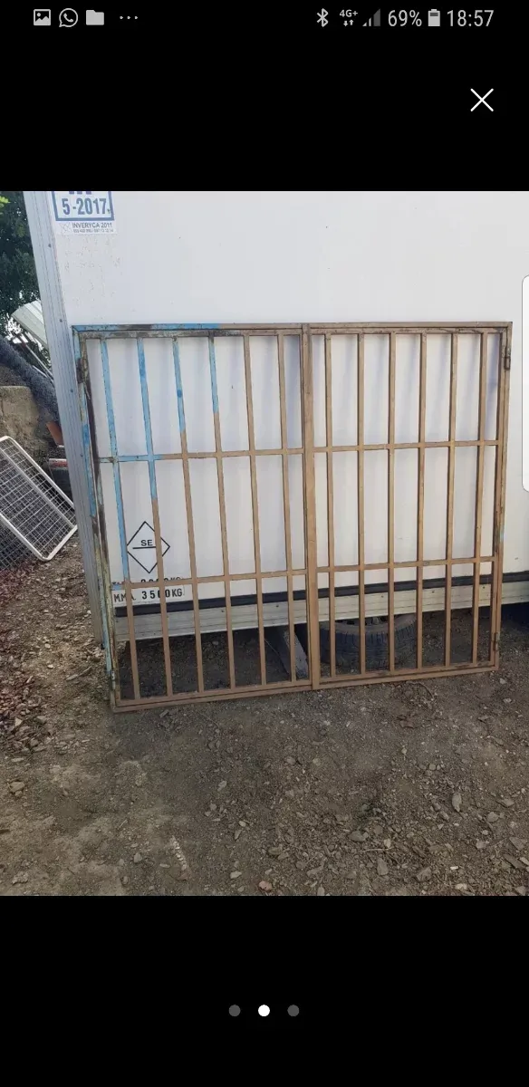 Reja metálica de dos hojas