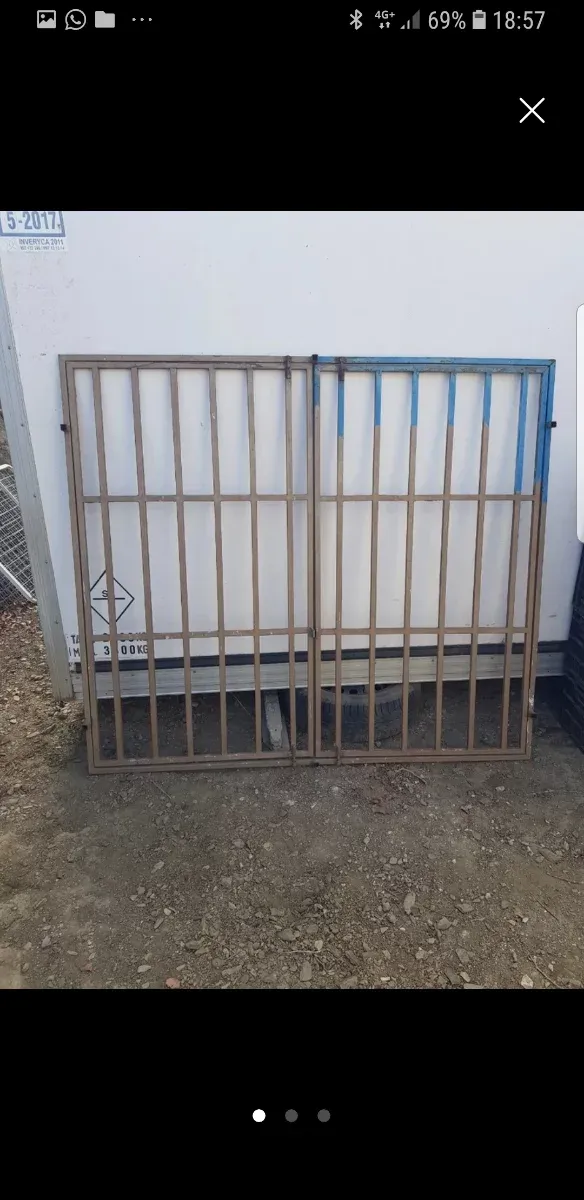 Reja metálica de dos hojas