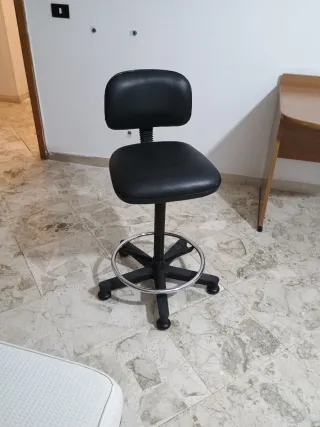 Sgabello nero per tavolo da disegno