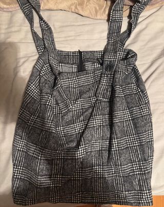 Falda de cuadros con tirantes