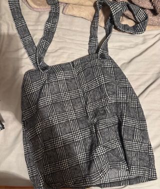 Falda de cuadros con tirantes