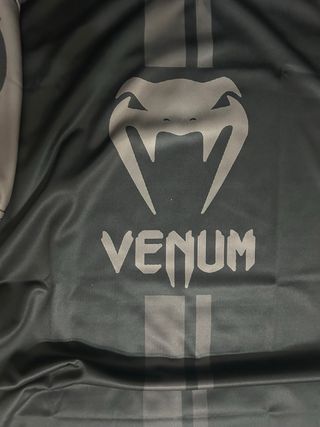 Camiseta técnica Venum Negra y Gris