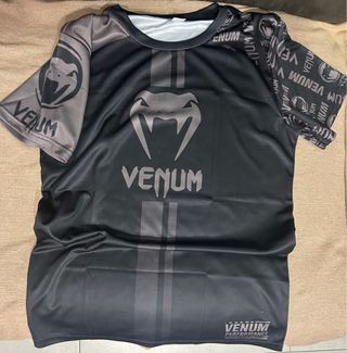 Camiseta técnica Venum Negra y Gris