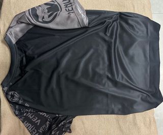 Camiseta técnica Venum Negra y Gris