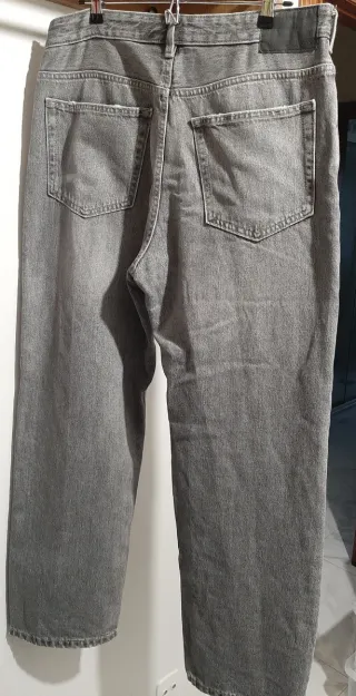 Pantalón vaquero Pull and Bear gris lavado