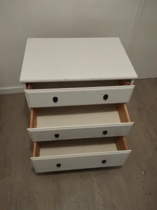 Cómoda blanca de madera