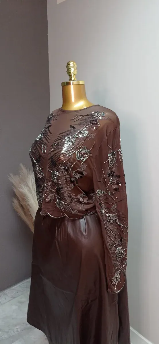 Blusa marrón chocolate con pedrería de gasa