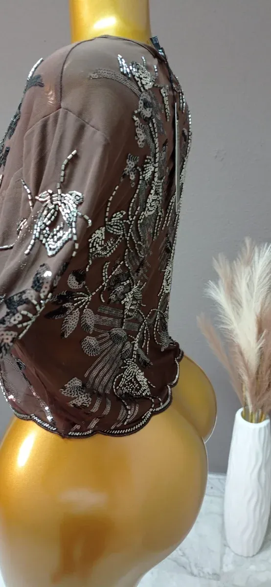 Blusa marrón chocolate con pedrería de gasa