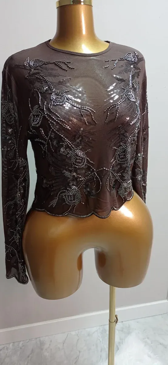 Blusa marrón chocolate con pedrería de gasa