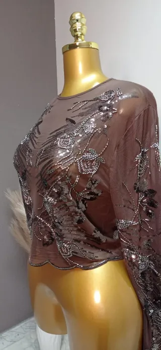 Blusa marrón chocolate con pedrería de gasa