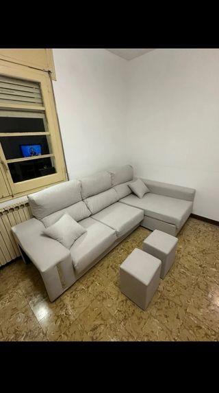 Sofá modular beige con 2 pufs