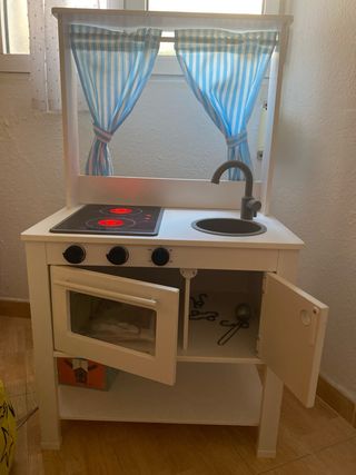 Cocinita infantil blanca con pizarra