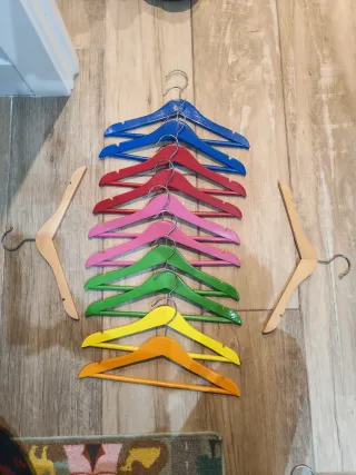 10 Perchas Madera Colores + 2 Regalo