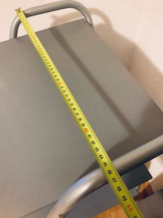 Mesa auxiliar gris con ruedas