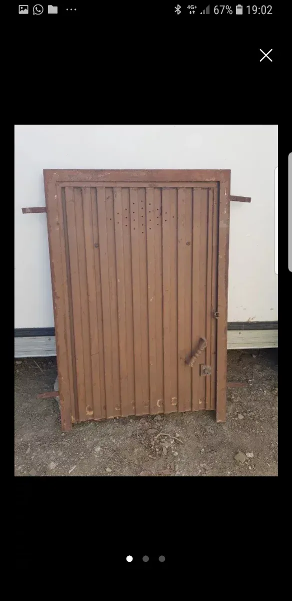 Puerta de hierro marrón