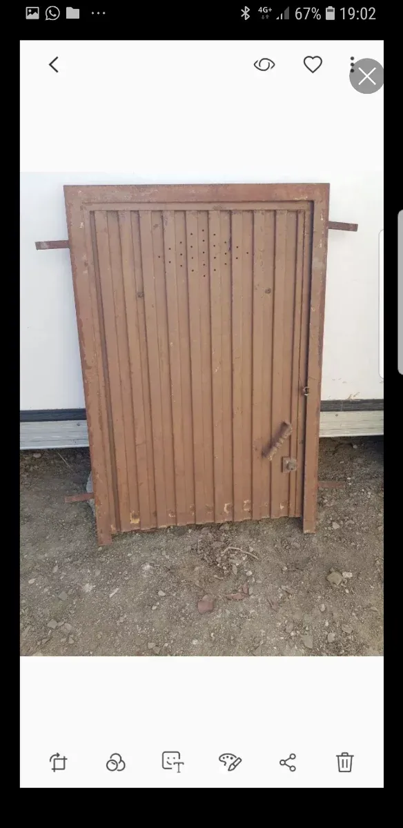 Puerta de hierro marrón