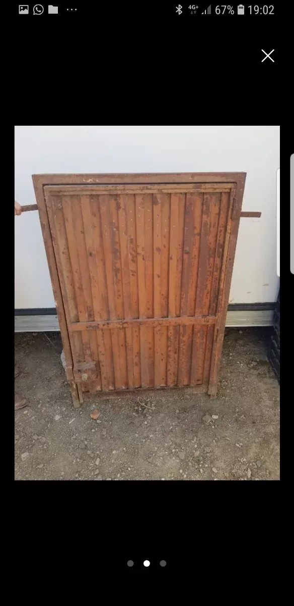 Puerta de hierro marrón