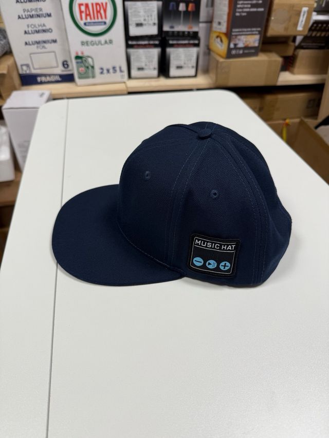 Berretto blu con Bluetooth