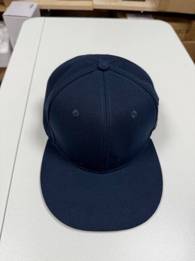 Berretto blu con Bluetooth