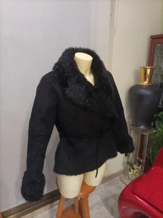 Chaquetón negro con cuello acrílico y forrado inte
