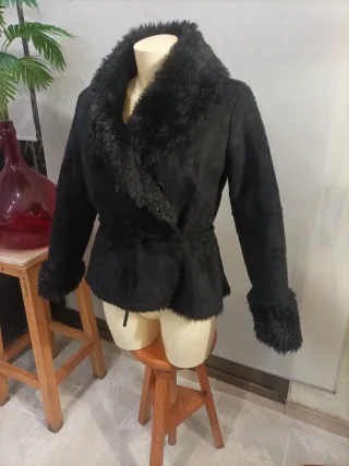 Chaquetón negro con cuello acrílico y forrado inte