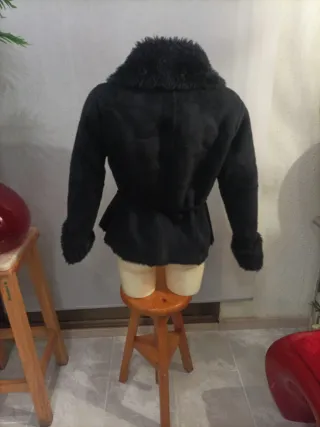 Chaquetón negro con cuello acrílico y forrado inte