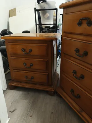 Cómoda de madera con espejo