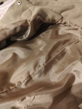 Abrigo beige con capucha y pelo