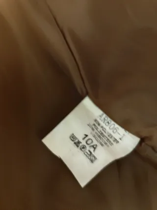 Abrigo beige con capucha y pelo