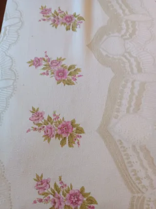 Colcha floral rosa y blanca