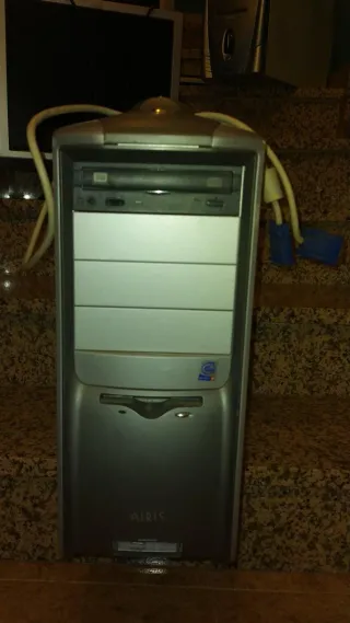 Lote electrónica: 2 monitores, 2 PCs y 1 tv