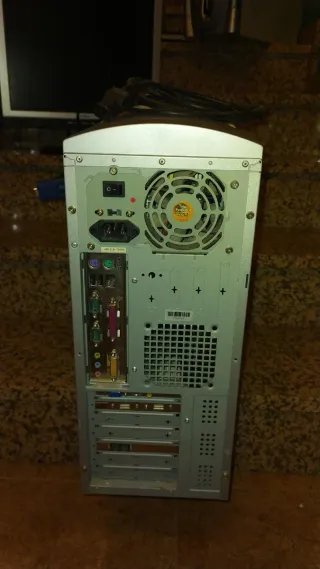 Lote electrónica: 2 monitores, 2 PCs y 1 tv