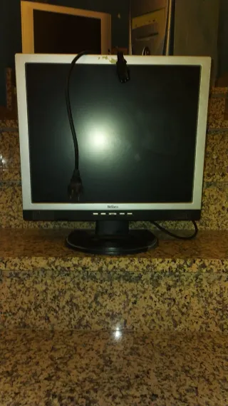 Lote electrónica: 2 monitores, 2 PCs y 1 tv