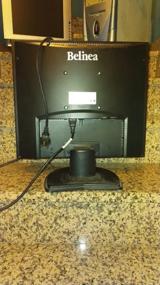 Lote electrónica: 2 monitores, 2 PCs y 1 tv