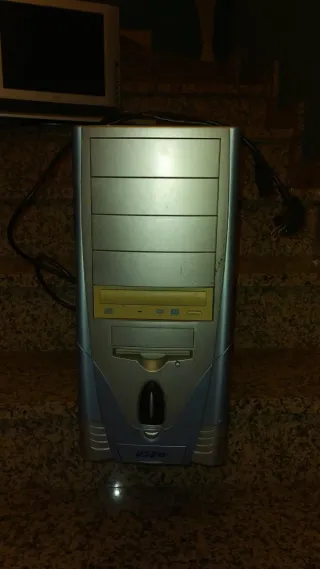 Lote electrónica: 2 monitores, 2 PCs y 1 tv