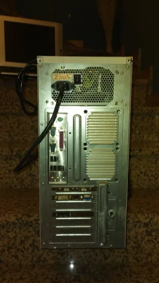 Lote electrónica: 2 monitores, 2 PCs y 1 tv