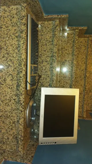 Lote electrónica: 2 monitores, 2 PCs y 1 tv