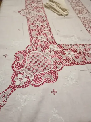 Mantelería artesanal bordada y encaje de burano