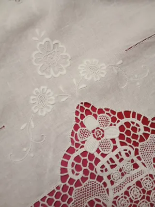 Mantelería artesanal bordada y encaje de burano