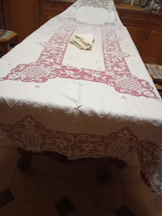 Mantelería artesanal bordada y encaje de burano