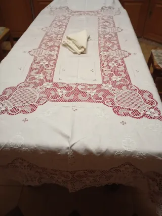 Mantelería artesanal bordada y encaje de burano